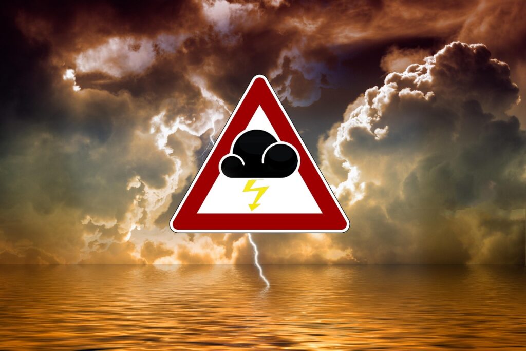 storm, severe weather warning, warning, sea, water, nature, waves, lake, lightning, thunderstorm, clouds, heaven, grim, light, destruction, caution, weather forecast, danger, to warn, waters, a notice